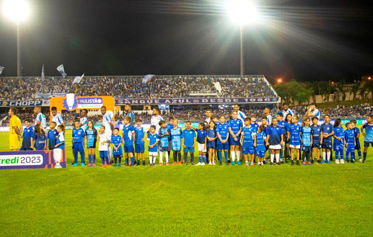 Seis crianças do projeto entraram de mãos dadas com os jogadores do São Bento na partida de ontem contra o São Paulo