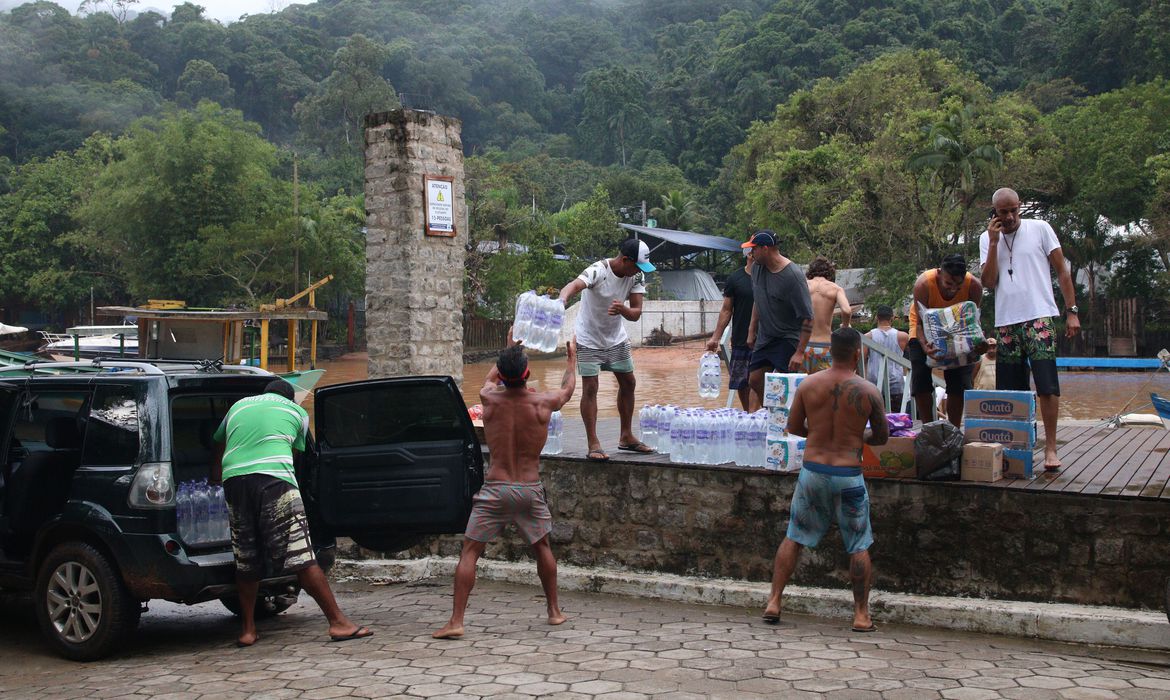 Em São Sebastião (foto), população local se mobiliza para levar mantimentos, roupas e água para famílias atingidas 