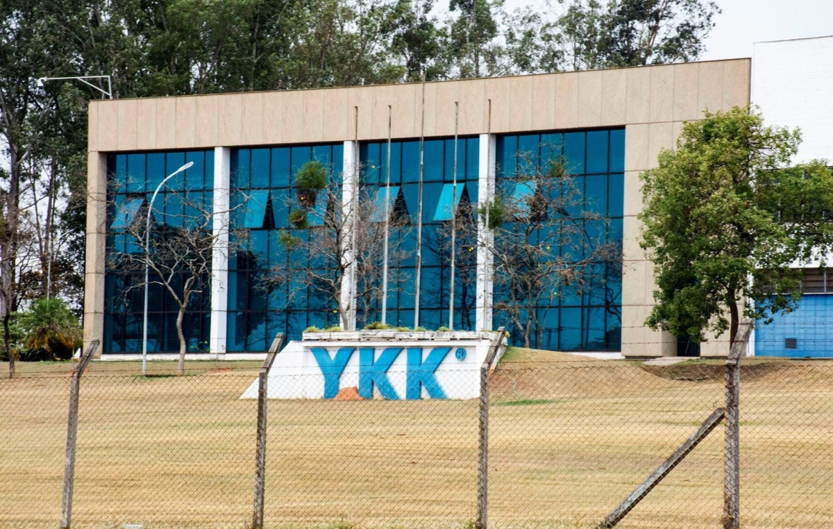A YKK é a maior fabricante de zíperes do mundo