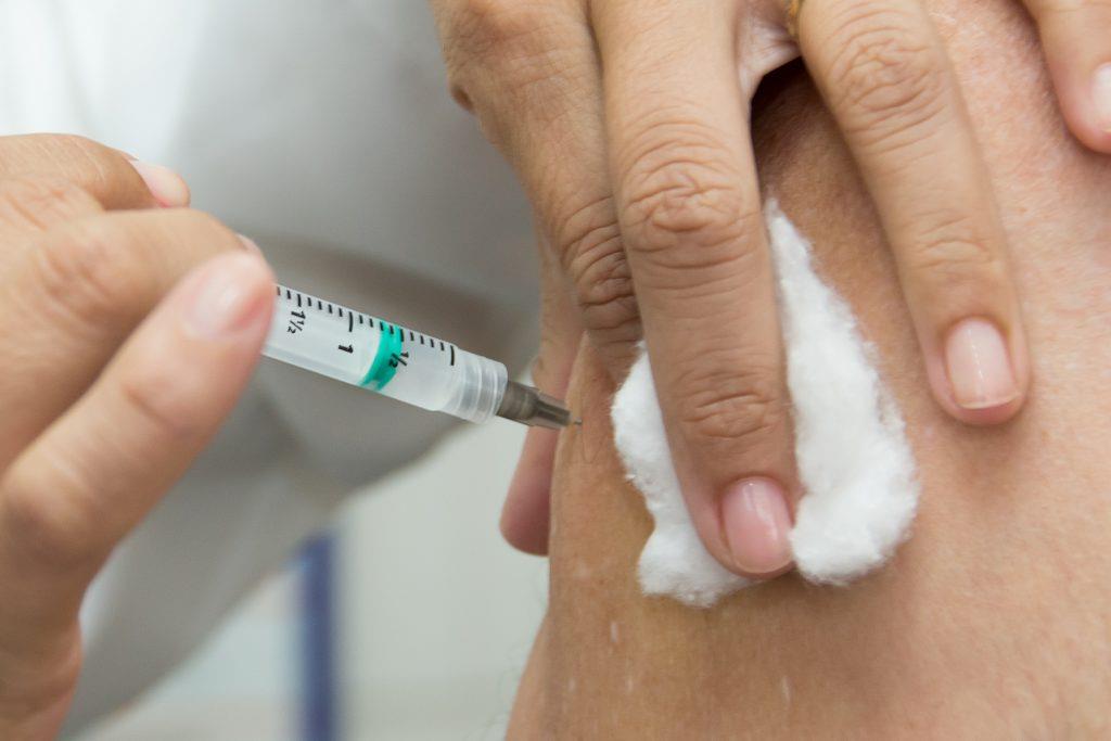 As vacinas serão aplicadas mediante apresentação de RG, CPF e comprovante de vacinação da dose já recebida